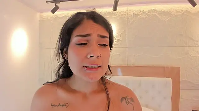 צ'אט XXX בשידור חי של NINAMARTINS