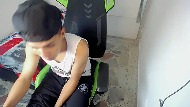 Show modela RyanFlirty na web-kameri