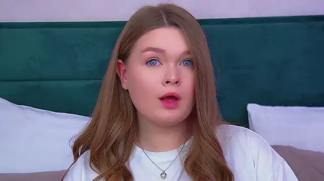 CrystalLyons' Live XXX Chat