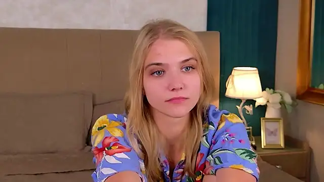 4example_Chloe élő XXX-chatje