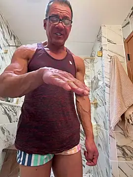צ'אט XXX בשידור חי של IronDaddyX