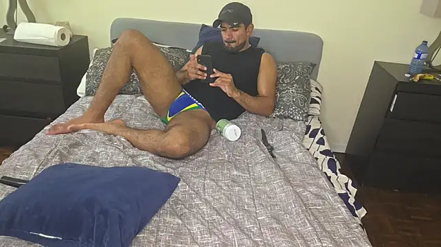 Show modela piggylatino na web-kameri