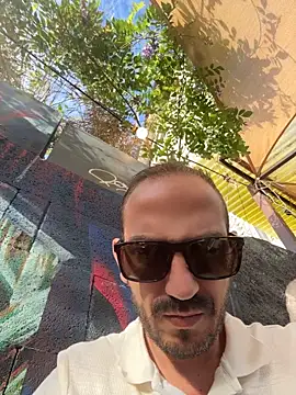 AlexGogo23: διαδικτυακό σόου στην κάμερα