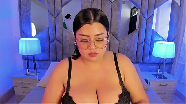 EmiliBoobss' Live XXX Chat
