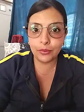 Chat +18 de YINNA__24 ao vivo