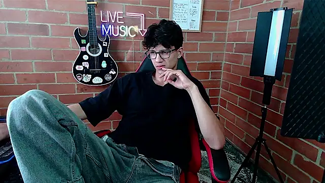 Kurtt__ live XXX chat
