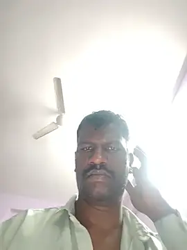 Paramkeerthi élő XXX-chatje