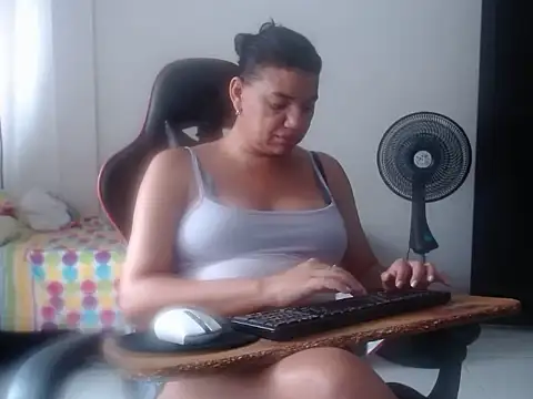 Adriana_0312 XXX чат на живо