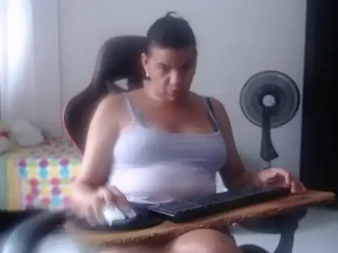 Adriana_0312 XXX чат на живо