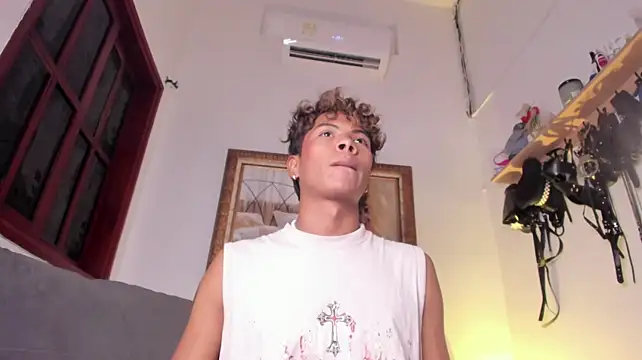 Cuteboyhenrik_os live XXX chat