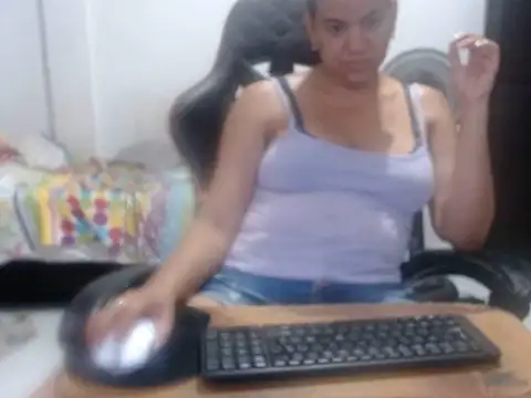 Chat +18 de Adriana_0312 ao vivo