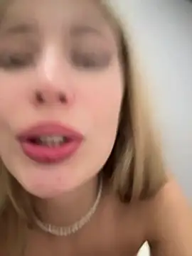 blonde_exe's Live XXX Chat