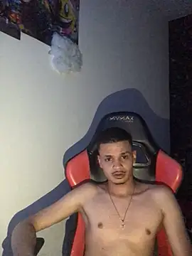 Show modela novinhoaranha na web-kameri