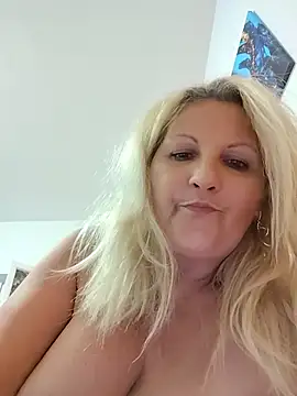 צ'אט XXX בשידור חי של Divineblond