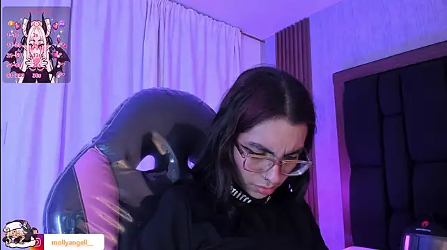 Molly_A Adlı Modelin Canlı XXX Sohbeti