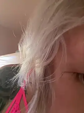 CherryBombBomb's Live XXX Chat