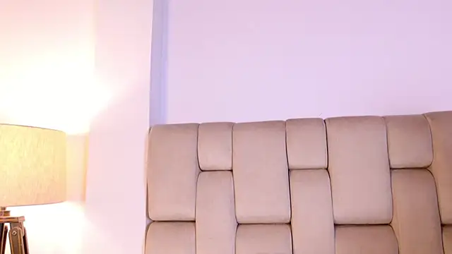 Zoehot_11's Live XXX Chat