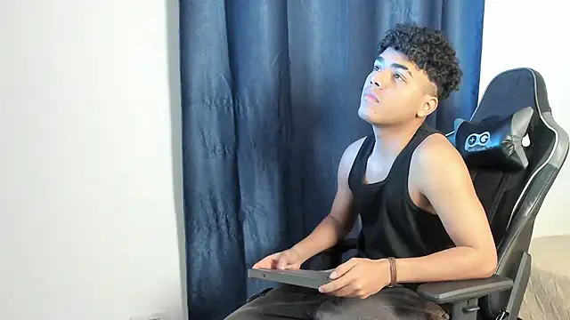 Enzo_love18's Live XXX Chat