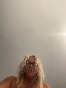 Blondnboujee53's Live XXX Chat