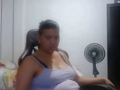 Chat +18 de Adriana_0312 ao vivo