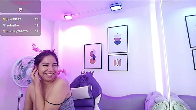 Chat XXX en directo de Ema_louis_