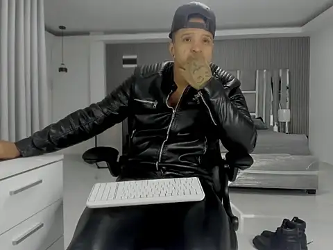 Show modela master_leather na web-kameri