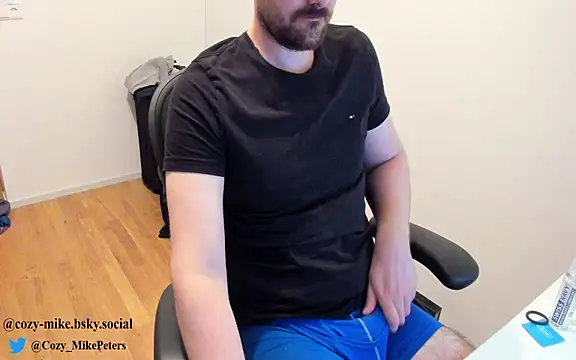cozy-mike Show in webcam