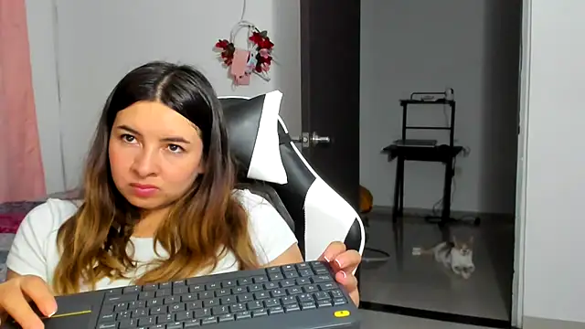 __Emma__11__Lecat_ Adlı Modelin Canlı XXX Sohbeti