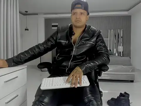 master_leather লাইভ XXX চ্যাট