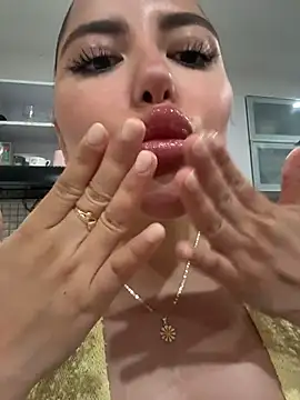 sukhakunis1's Live XXX Chat