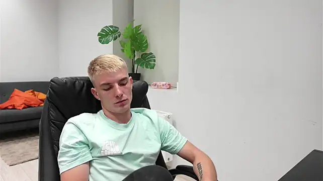XXX chat uživo modela Logan_Falk