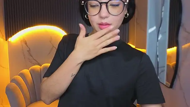 _mia_collins_b_'s Live XXX Chat
