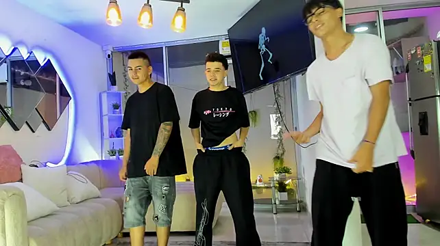 Houseofwarrios Show in webcam