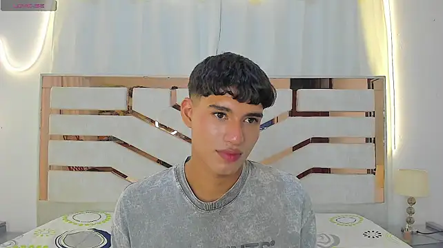 ADRIAN_LUUST Chat XXX in diretta