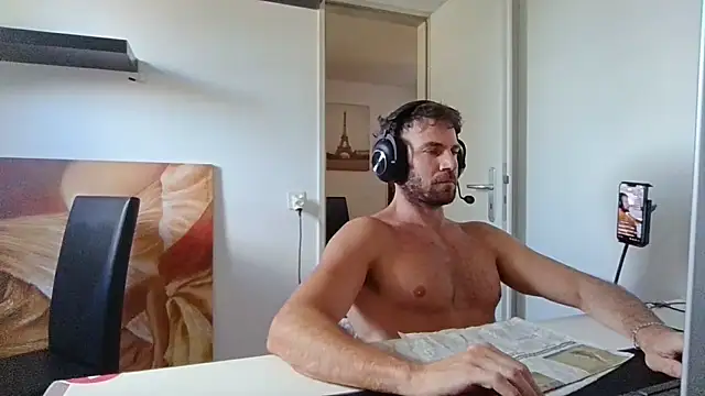 Pokazy przed kamerką – alpha-hunk