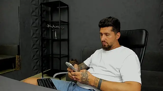 LoganStroudのライブXXXチャット