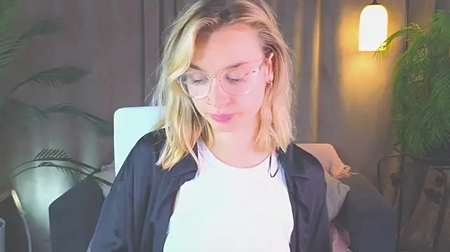 NoraMoreau's Live XXX Chat