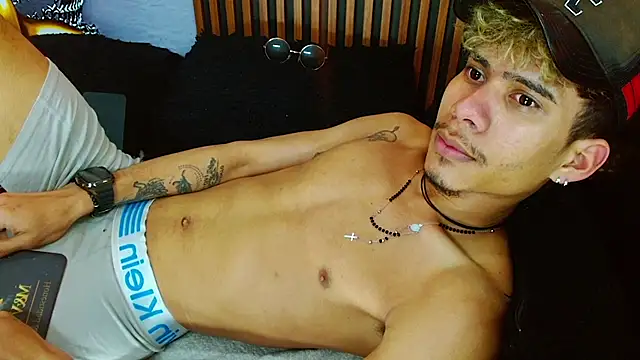 Skinny_cute_Alyer webkamerás műsora