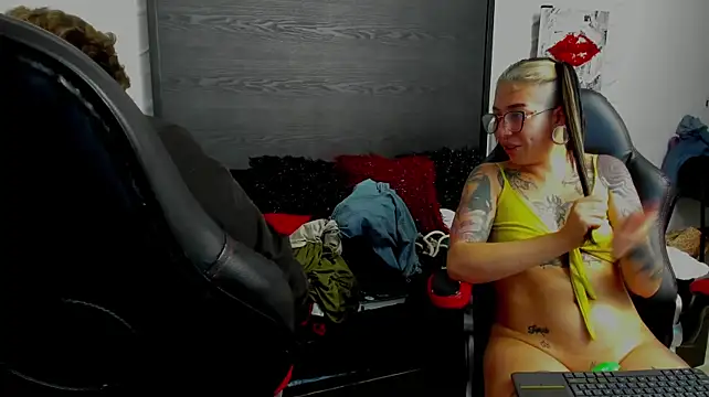 צ'אט XXX בשידור חי של inkedsinners_