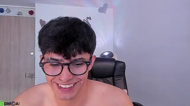 Mikeyvioleta_ élő XXX-chatje