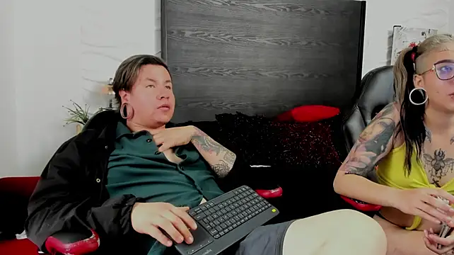 Онлайн чат XXX inkedsinners_