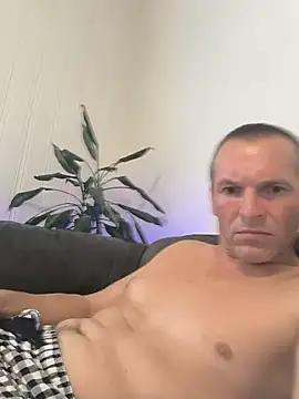צ'אט XXX בשידור חי של AttractiveSilk5