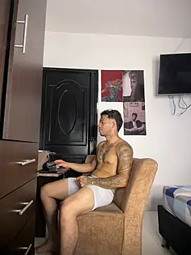 Enzomoretti__ live XXX chat