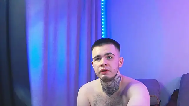 LucyMuur élő XXX-chatje