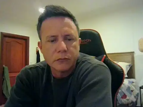 XXX chat uživo modela TroyDieselXXX