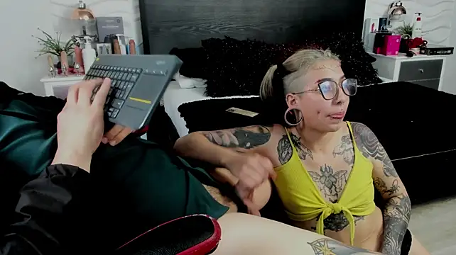 Chatroom XXX en direct de inkedsinners_