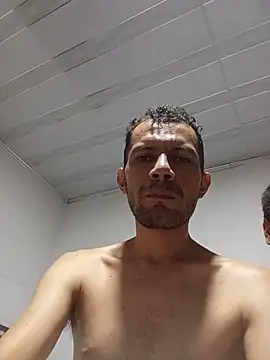 Czat XXX na żywo – Skinyhot99