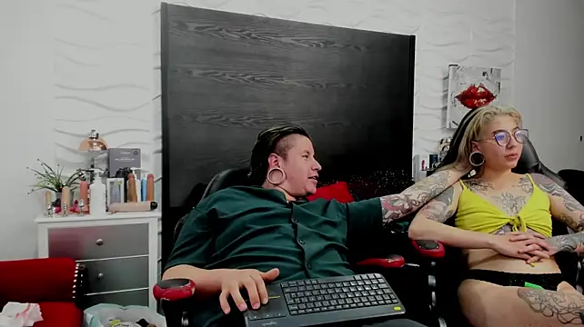 צ'אט XXX בשידור חי של inkedsinners_