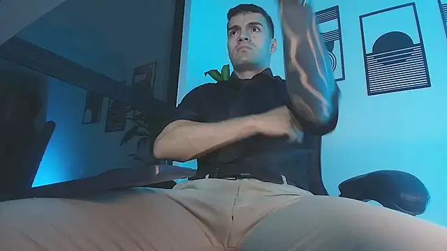 הופעת וובקאם של ALPHA_DOMINUS_