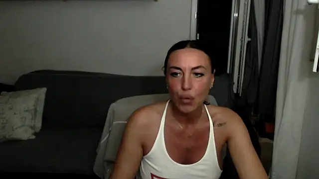 CloveLove Adlı Modelin Canlı XXX Sohbeti